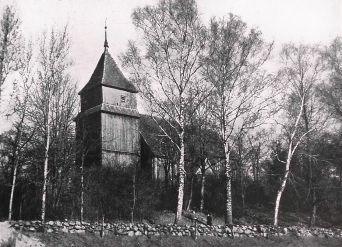 Widok na kościół otoczony wysokim murem
