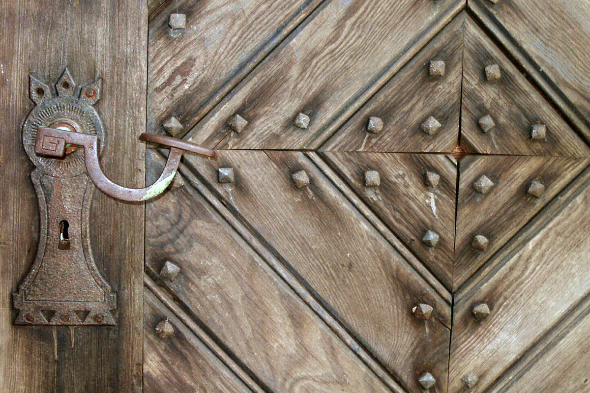 Drzwi z widocznym zamkiem