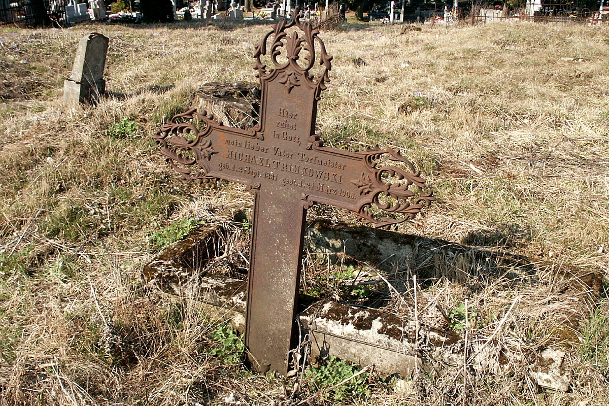 Żeliwny krzyż na terenie porośniętym trawą