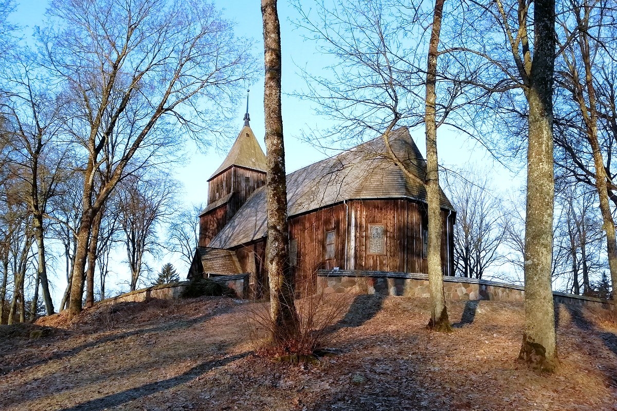 Widok na kościół od południa. Fotografia z 2023 r.