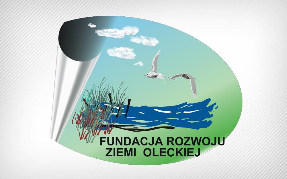 Logo. Składa się ono z napisu: Fundacja Rozwoju Ziemi Oleckiej i obrazka. Obok jest żaglówka w okręgu, niżej fale a na górze kontur mewy.