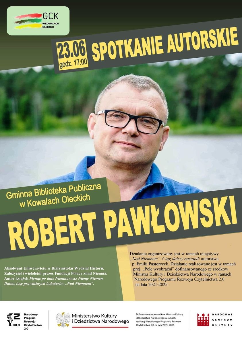 Fotgrafia mężczyzny i napis Spotkanie autorskie z Robertem Pawłowskim w Kowalach Oleckich