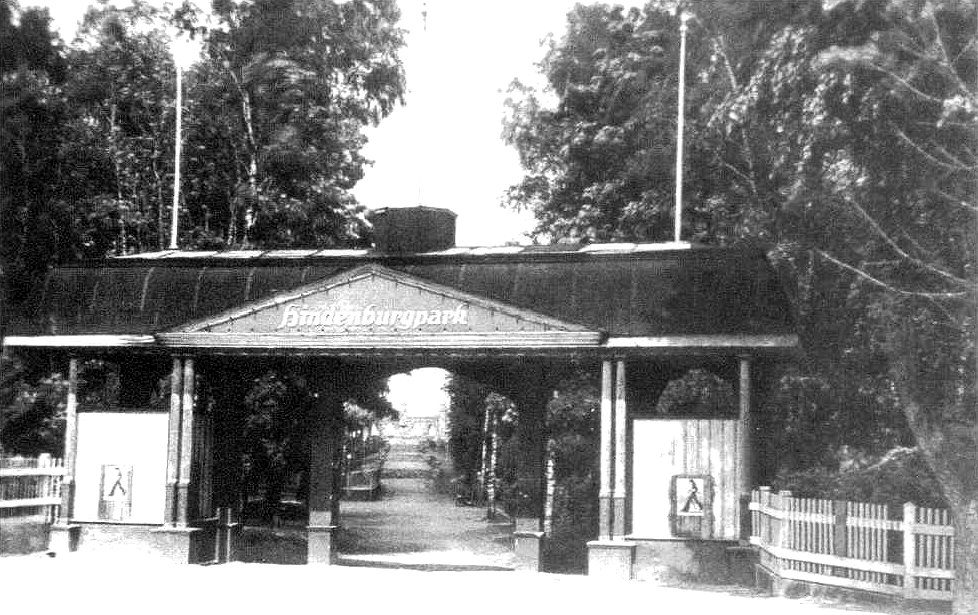 Wejście do Ogrodu Strzeleckiego w Olecku w latach dwudziestych XX wieku. 