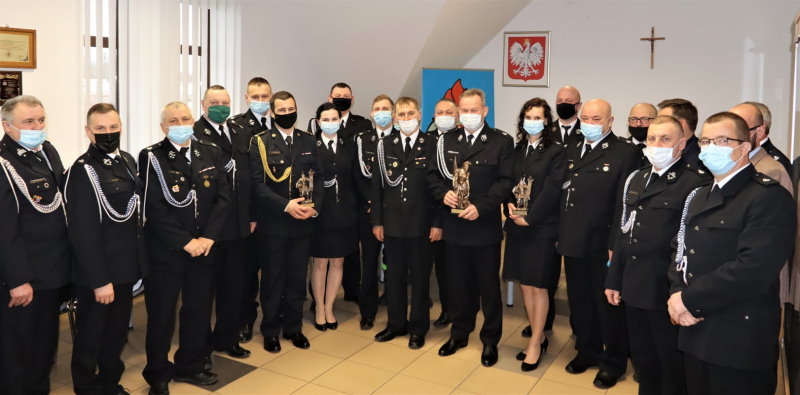 Zbiorowa fotografia członków OSP w Gołdapi.