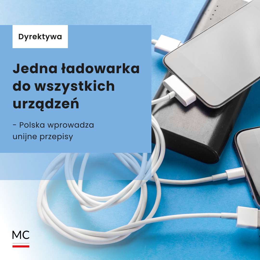 Po lewej napisy. Dyrektywa. Jedna ładowarka do wszystkich urządzeń – Polska wprowadza unijne przepisy. Pod nim logo. Tj. litery MC, a pod nim barwy Polski. Po prawej powerbank i 2 smartfony. Są one połączone kablami z gniazdami usb.