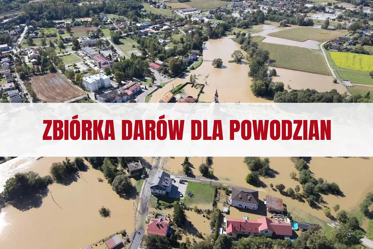 Widok na zalane wodą zabudowania. W środku napis Zbiórka darów dla powodzian w Ełku