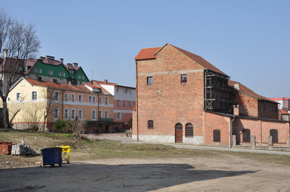 Duży dom mieszkalny i opbok magazyn z czerwoenj cegły