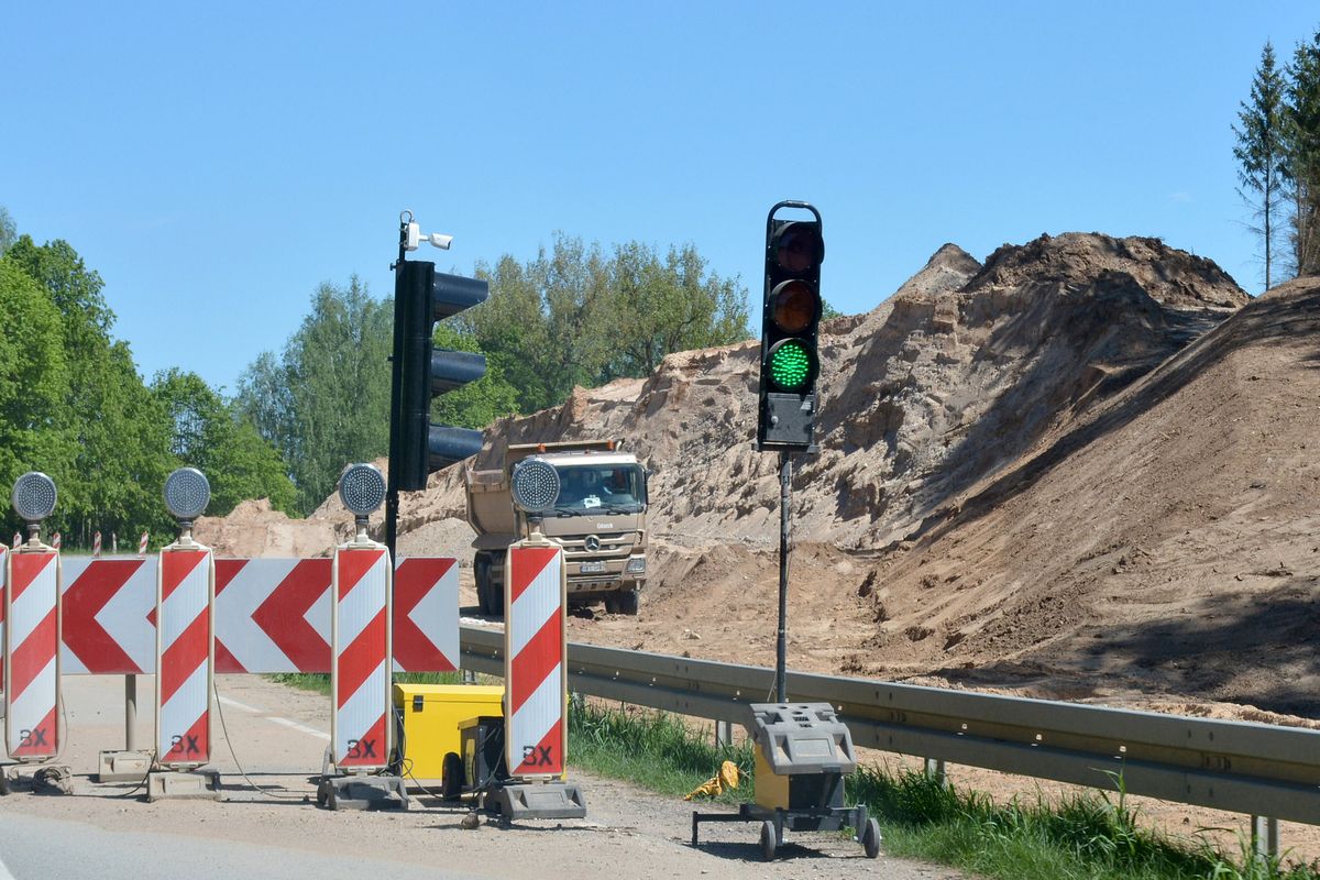 Remont drogi. Widoczne są zapory a dalej samochody.