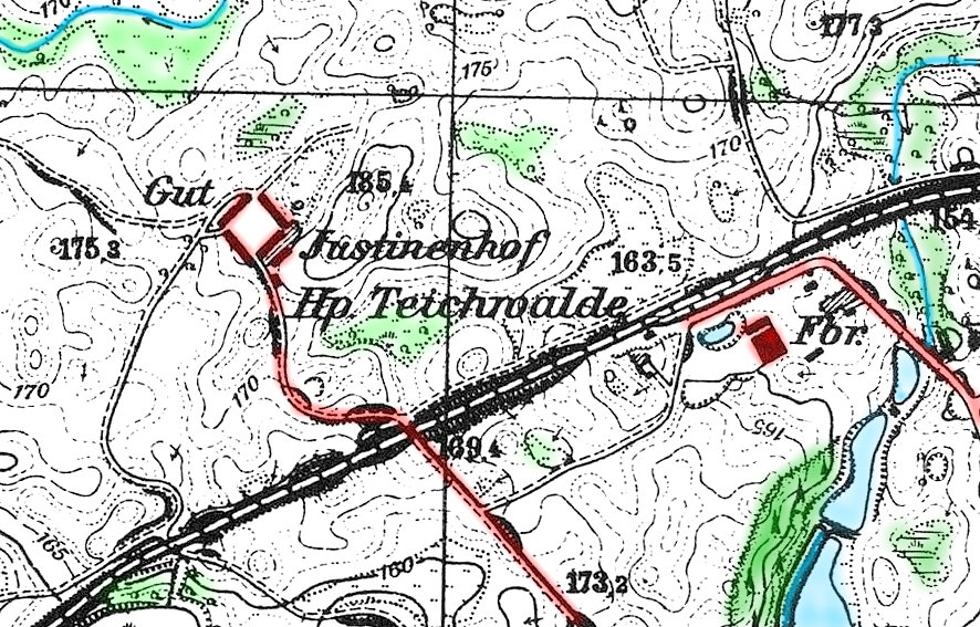 Kolorowa mapa topograficzna przedstawiająca okolice Justinenhof z zaznaczonym majątkiem, stacją kolejową i lasami oraz ukształtowaniem terenu.