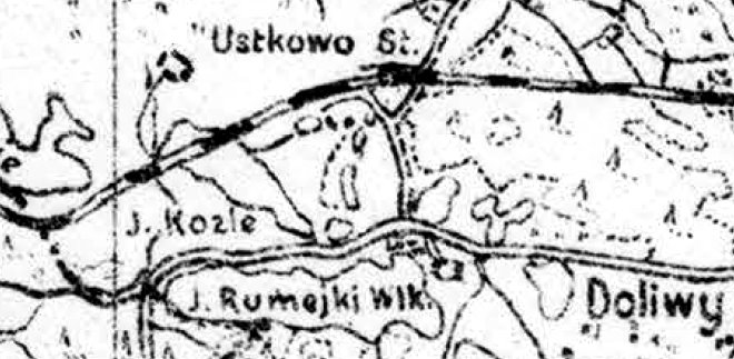 Fragment starej mapy z nazwami miejscowości: Ustkowo St., Doliwy, jeziora Kozie i Rumiejki Wielkie oraz linią kolejową.