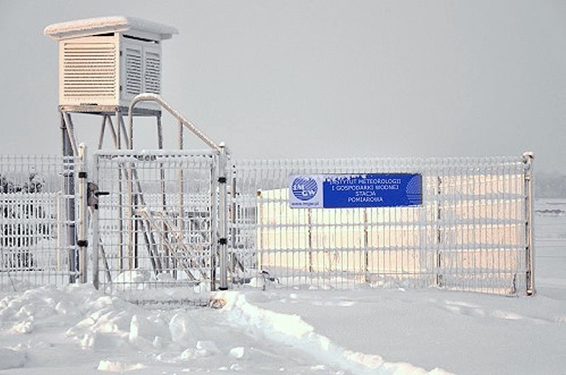 Stacja meteorologiczna w Olecku w zimowej scenerii.