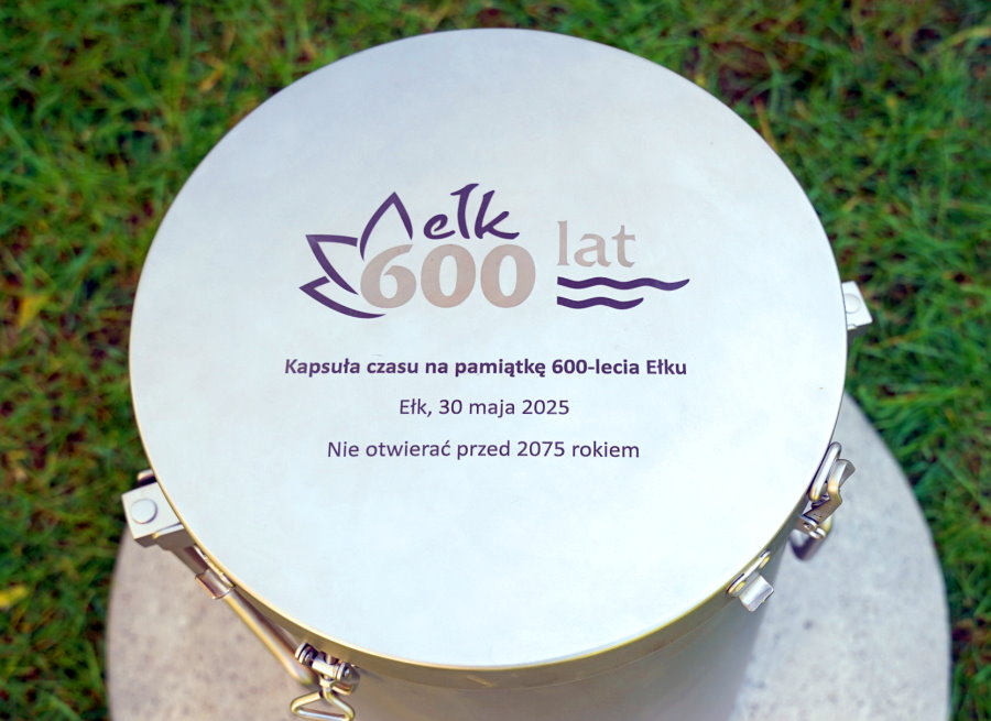 Metalowy pojemnik z napisem informującym, że to kapsuła czasu z okazji 600-lecia Ełku. Ma być otwarta dopiero po 2075 roku.