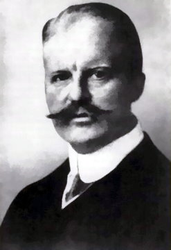 Portret mężczyzny z wąsem w garniturze (Arthur Zimmermann)