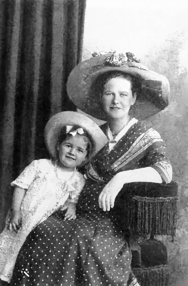 Kobieta z dziewczynką w kapeluszach pozujące do zdjęcia (Frida Fahser z dzieckiem).