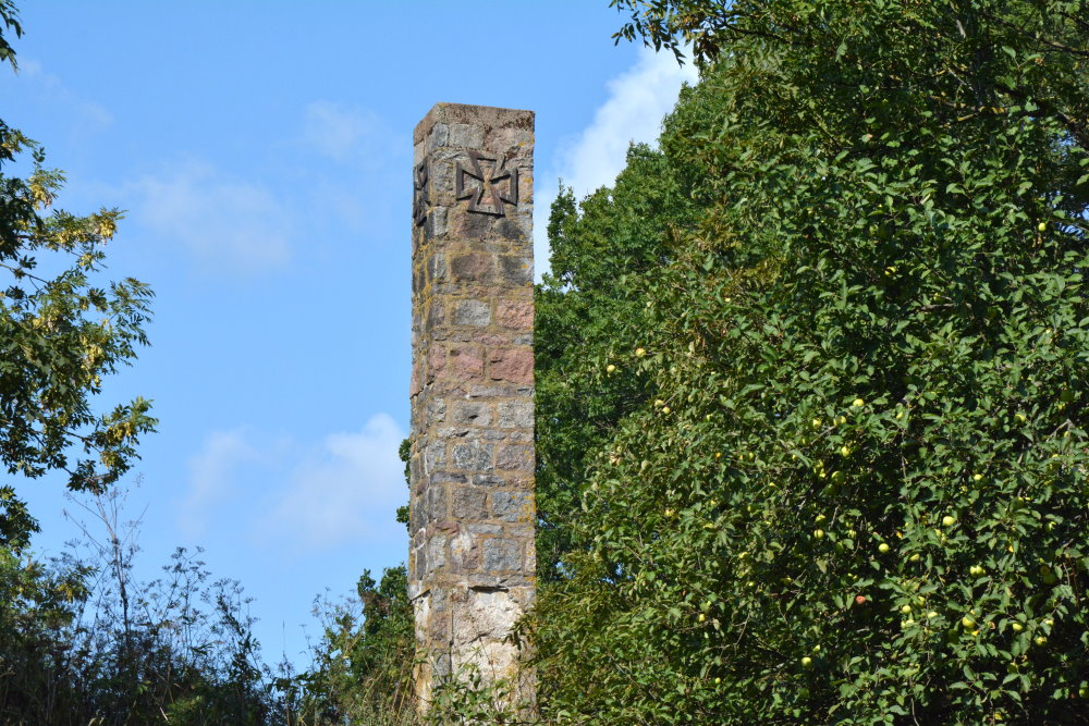 Pomnik poświęcony poległym i zaginionym mieszkańcom wsi. Wysoka kolumna z kamieni. Na górze krzyż żelazny.