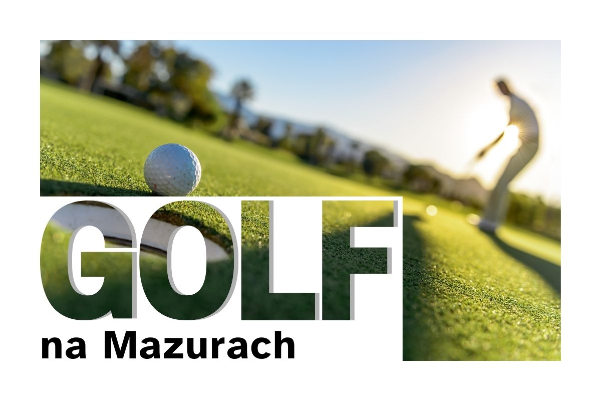 W lewym dolnym rogu napis. Golf na Mazurach. Nad nim piłka do golfa, która leży na trawie. W tle, w oddali drzewa i niewyraźna postać gracza, który przygotowuje się do uderzenia.