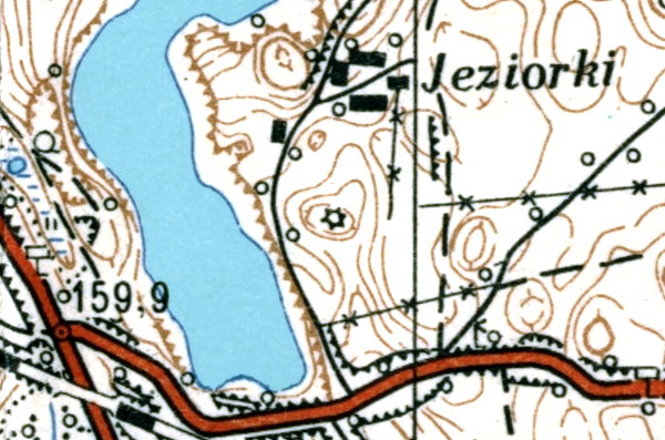  Fragment mapy z gospodarstwem Jeziorki i okolicznymi drogami oraz liniami wysokości.