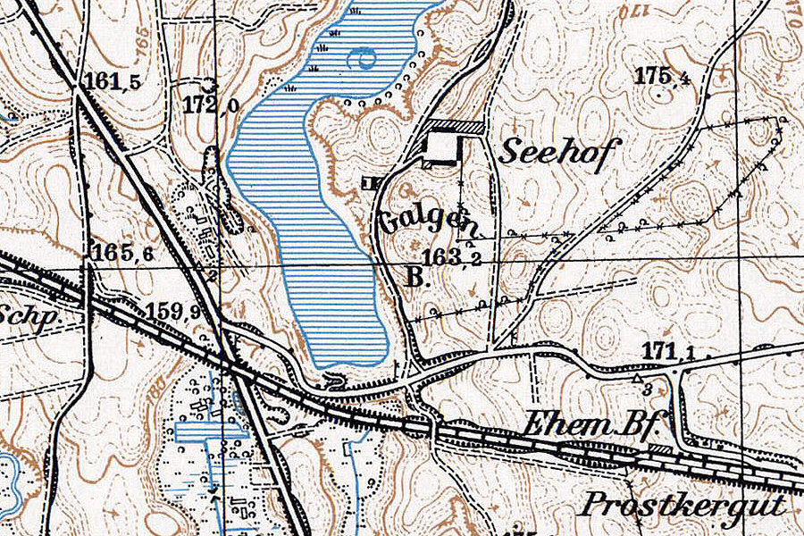 Fragment starej niemieckiej mapy z 1940 roku ukazującej okolice Treuburga (dzisiejsze Olecko), jezioro, drogi i wzniesienie Galgenberg.