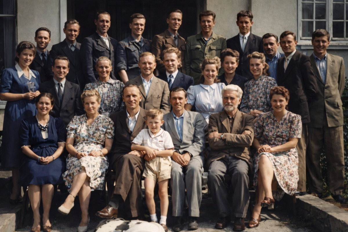 Grupowe zdjęcie pracownik&oacute;w starostwa, wykonane w połowie XX wieku.