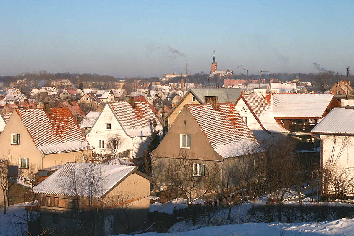 Grupa domów pokrytych czerwoną dachówką.