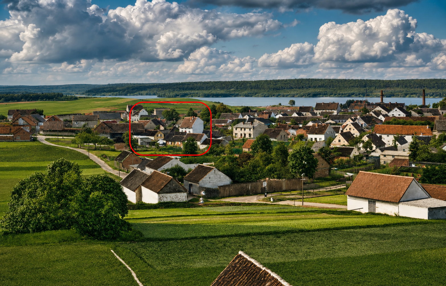 Widok na miasto Marggrabowa. Dalej jezioro.