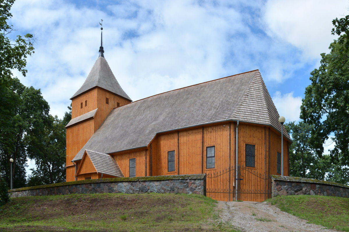Drewniany kości&oacute;ł Narodzenia Najświętszej Maryi Panny w Wieliczkach widziany od strony południowej po zakończeniu prac konserwatorskich w 2026 roku.