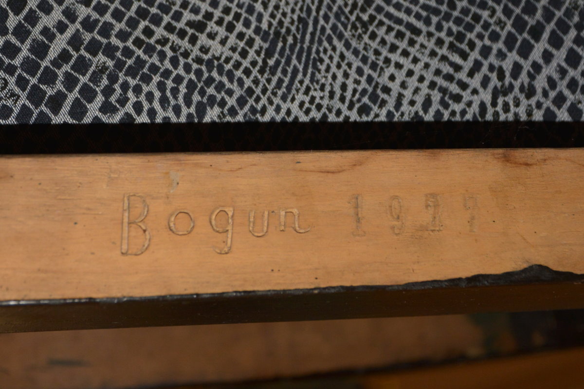 Zbliżenie inskrypcji &bdquo;Bogun 1927&rdquo; wyrytej na drewnianej poprzeczce pod siedziskiem zabytkowego krzesła odkrytej podczas badań konserwatorskich.