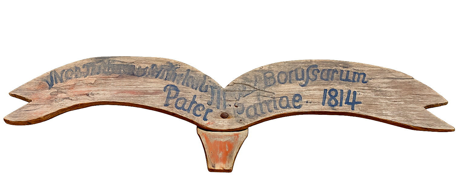 Drewniana tabliczka inskrypcyjna z dekoracyjnie wyprofilowanym kształtem i napisem &bdquo;Vivat Fridericus Wilhelmis rex Borussorum. Pater Patriae. 1814.&rdquo;, odnaleziona podczas prac w wieży kościoła w Wieliczkach.