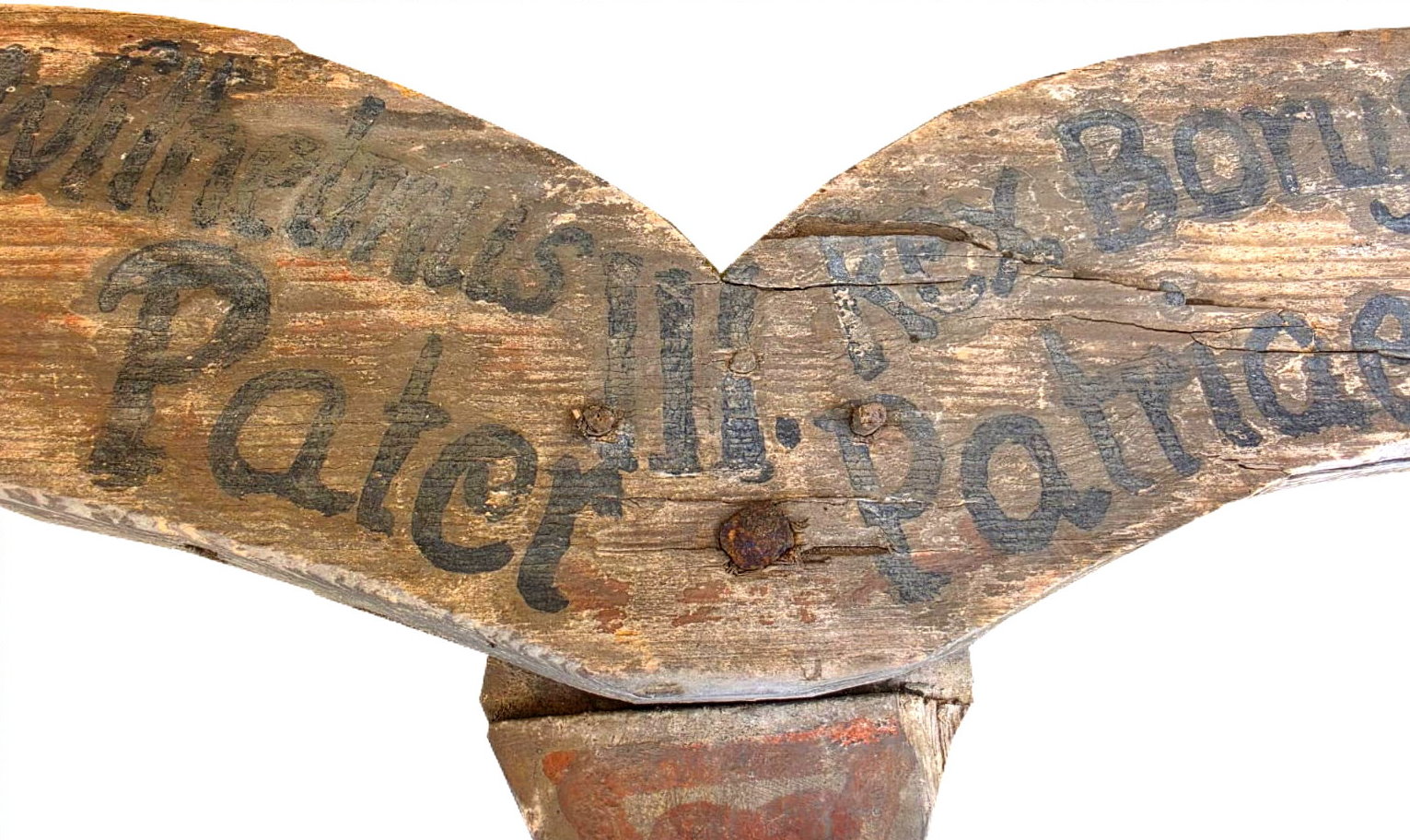 Drewniana tabliczka inskrypcyjna z dekoracyjnie wyprofilowanym kształtem i napisem &bdquo;Vivat Fridericus Wilhelmis rex Borussorum. Pater Patriae. 1814.&rdquo;, odnaleziona podczas prac w wieży kościoła w Wieliczkach.