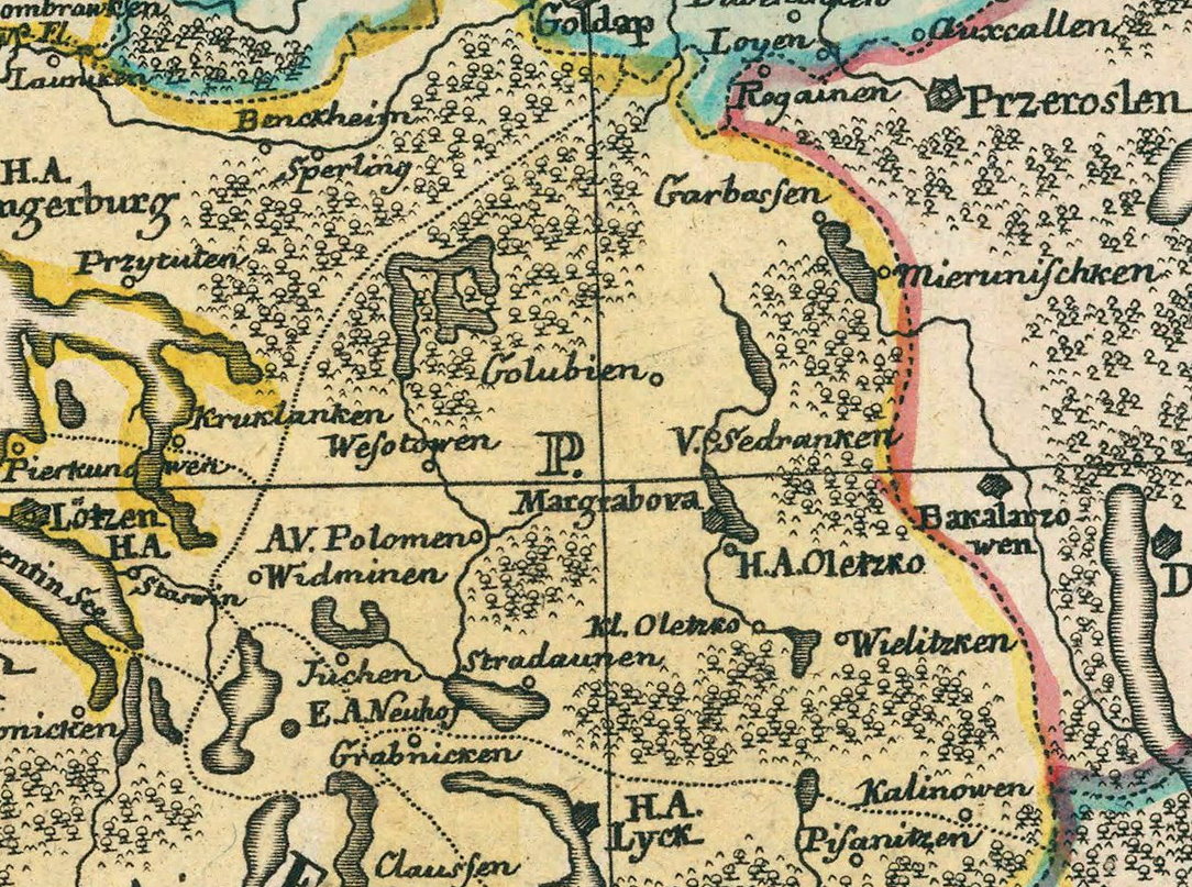 Fragment starej, kolorowej mapy z licznymi nazwami miejscowości, jeziorami, lasami i symbolami osad. Widoczny jest r&oacute;żowy pas wyznaczający granicę lub trasę, biegnący wzdłuż prawej krawędzi mapy.