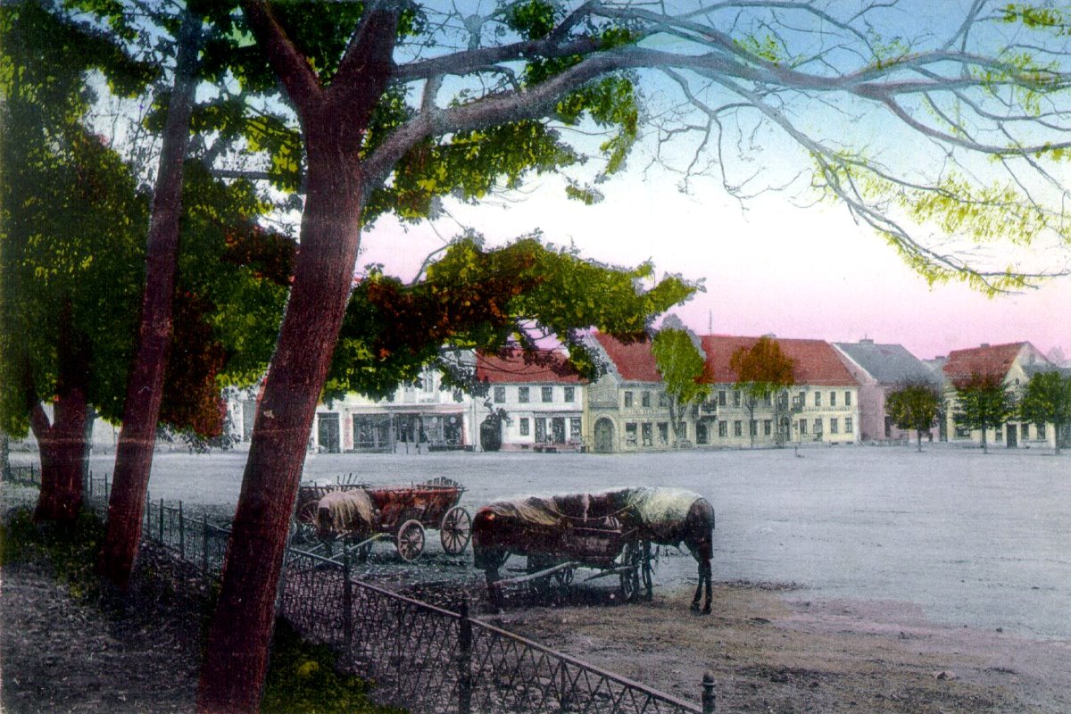 Widok na rynek w Olecku na początku XX wieku. W głębi budynek apteki.
